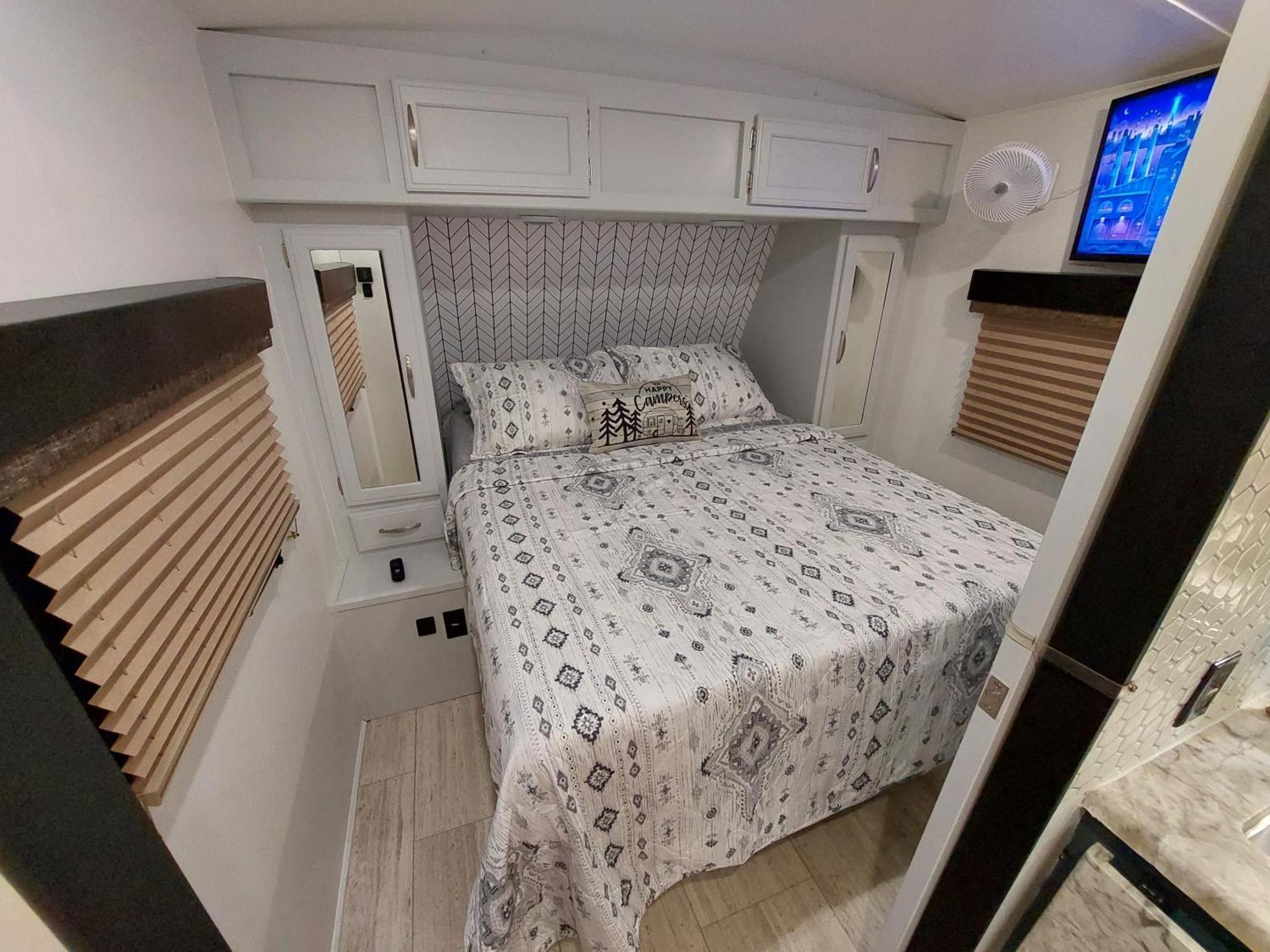 דירות טאמפה The Torres' Camper Experience! מראה חיצוני תמונה
